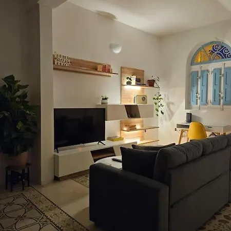 Local Living In Historic House With Private Garden 公寓